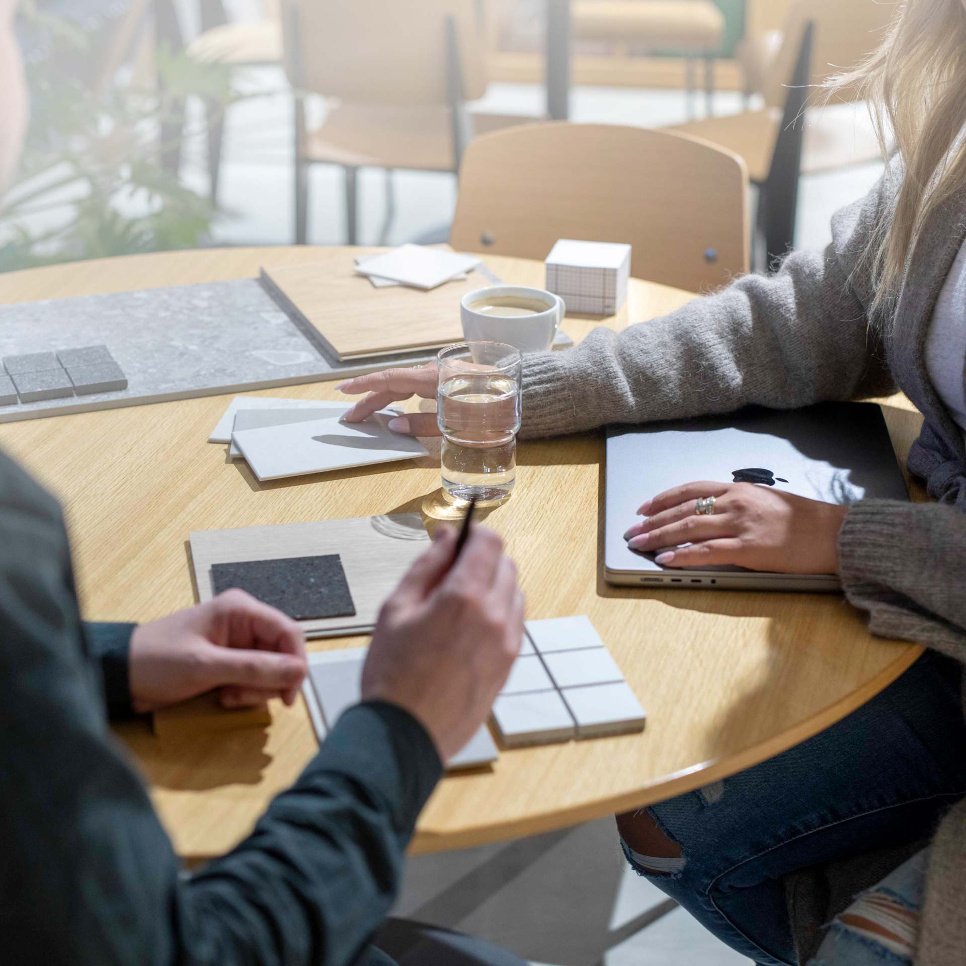 Voit kustomoida kotisi materiaalit kuratoidusta tyylivalikoimasta