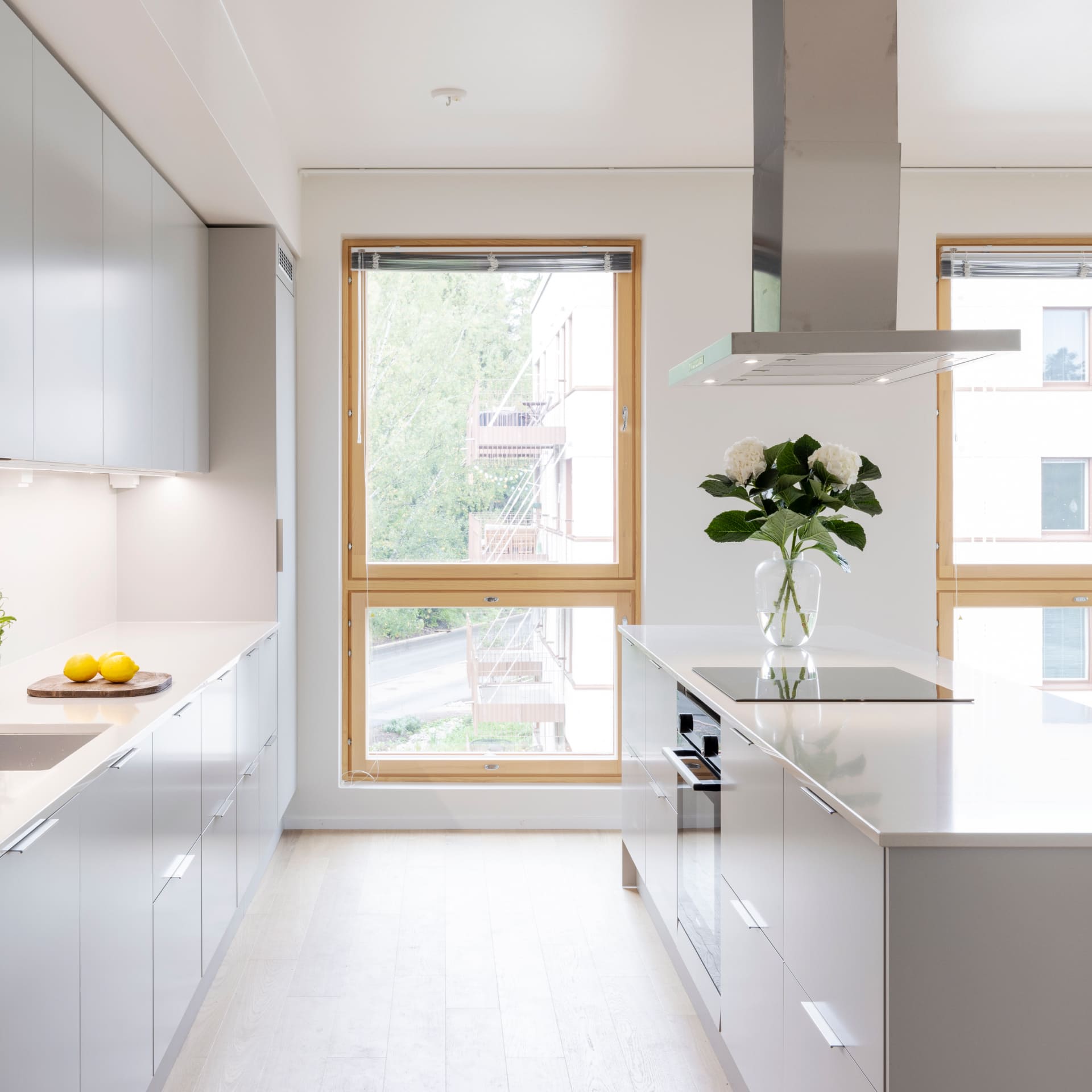 Valoisa keittiö suurin ikkunoin