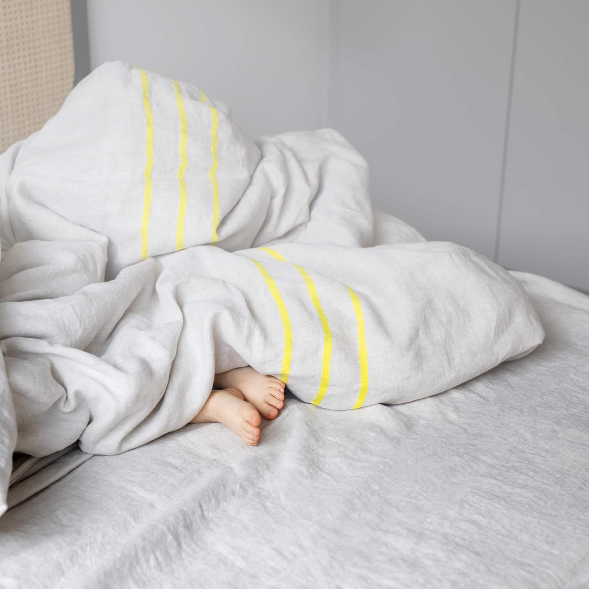 Lapsi nukkuu peittojen alla