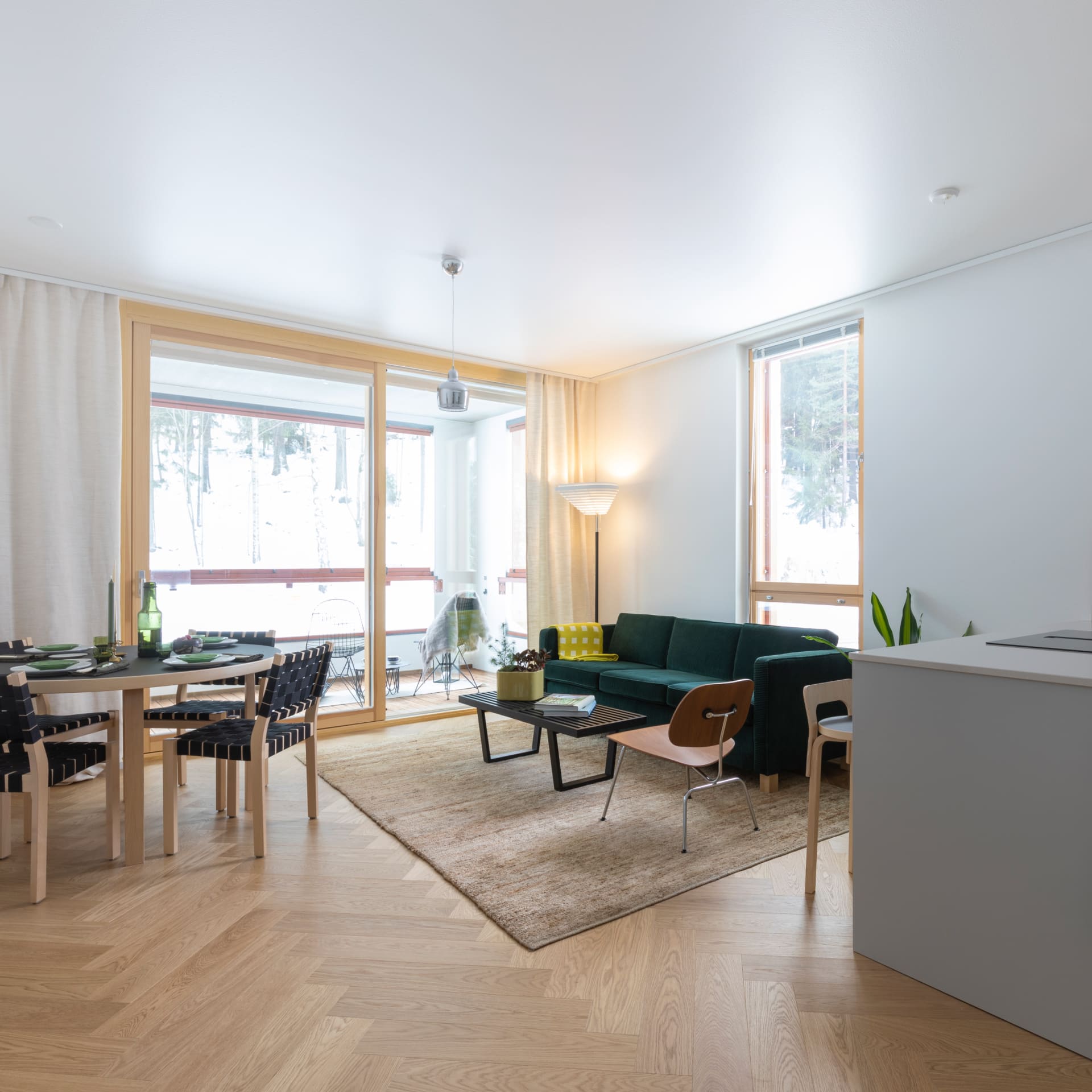 Valoisat asunnot suurilla parvekkeilla