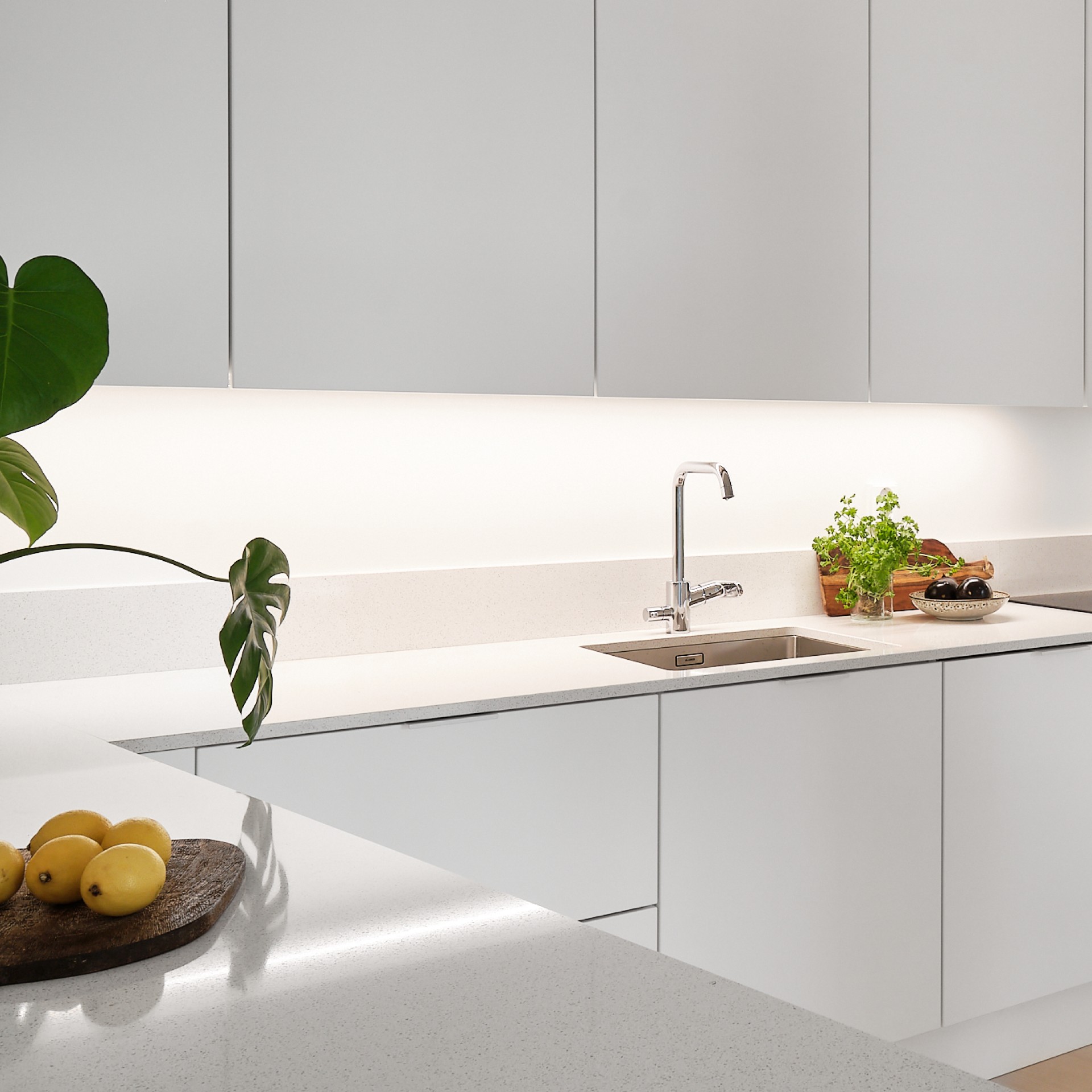 White-tyylin keittiö