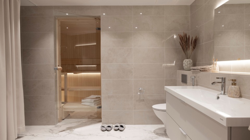 76&Pihan ylellinen kylpyhuone tyylissä soft ja vaalealla saunalla.