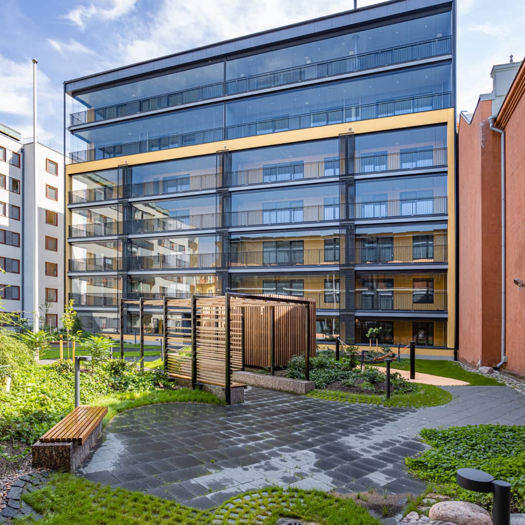 Piazza-tyylinen vehreä piha