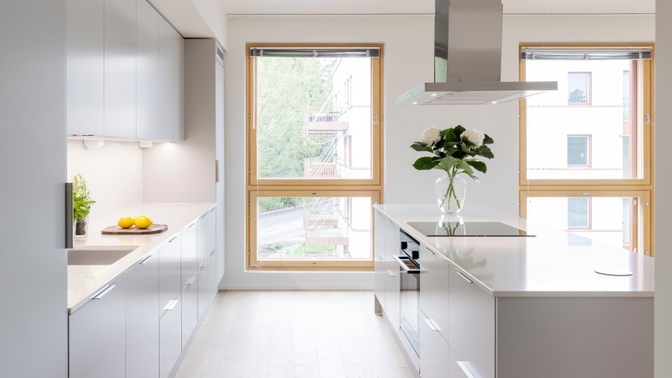 Lehtisaaren Terassin asunnon vaalea keittiö isoilla ikkunoilla.