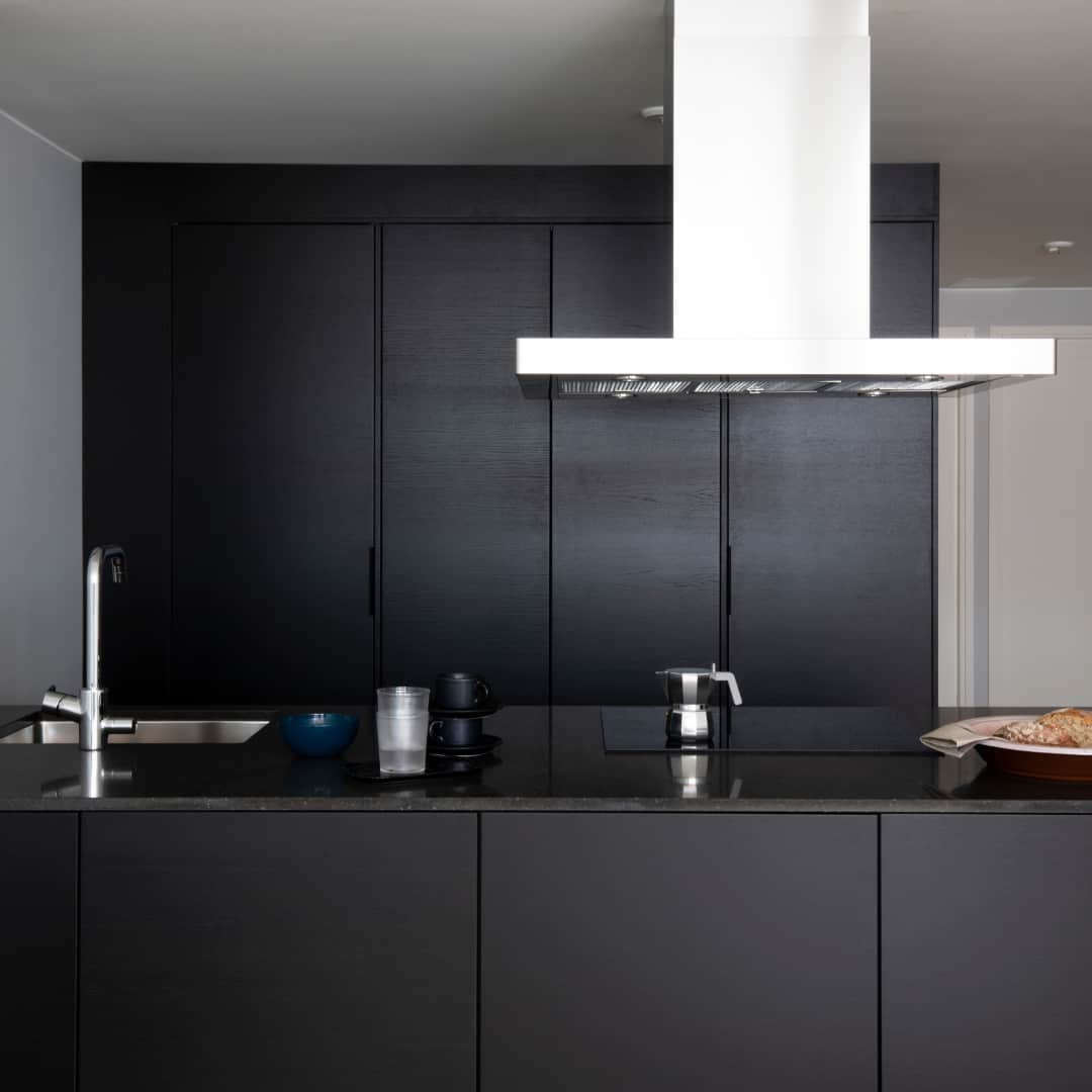 Tummasävyinen keittiö