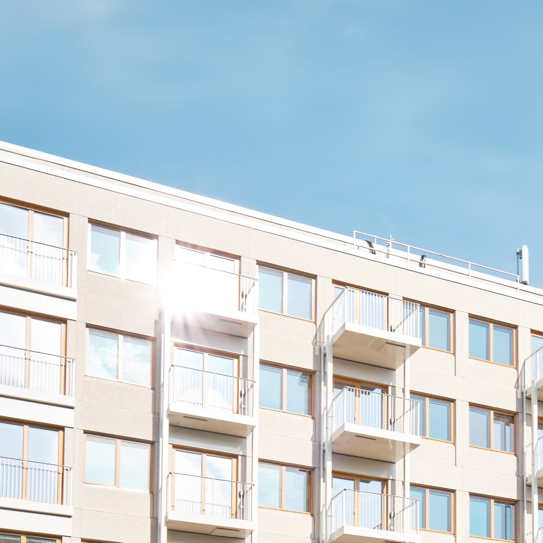 76&Pihan julkisivu sisäpihalta päin.