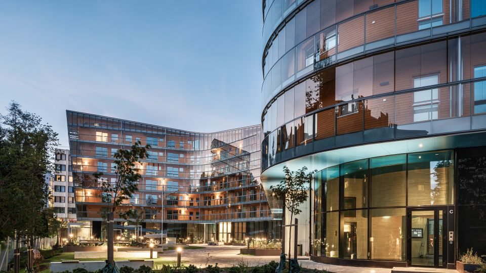 Meander iltavalaistuksessa.