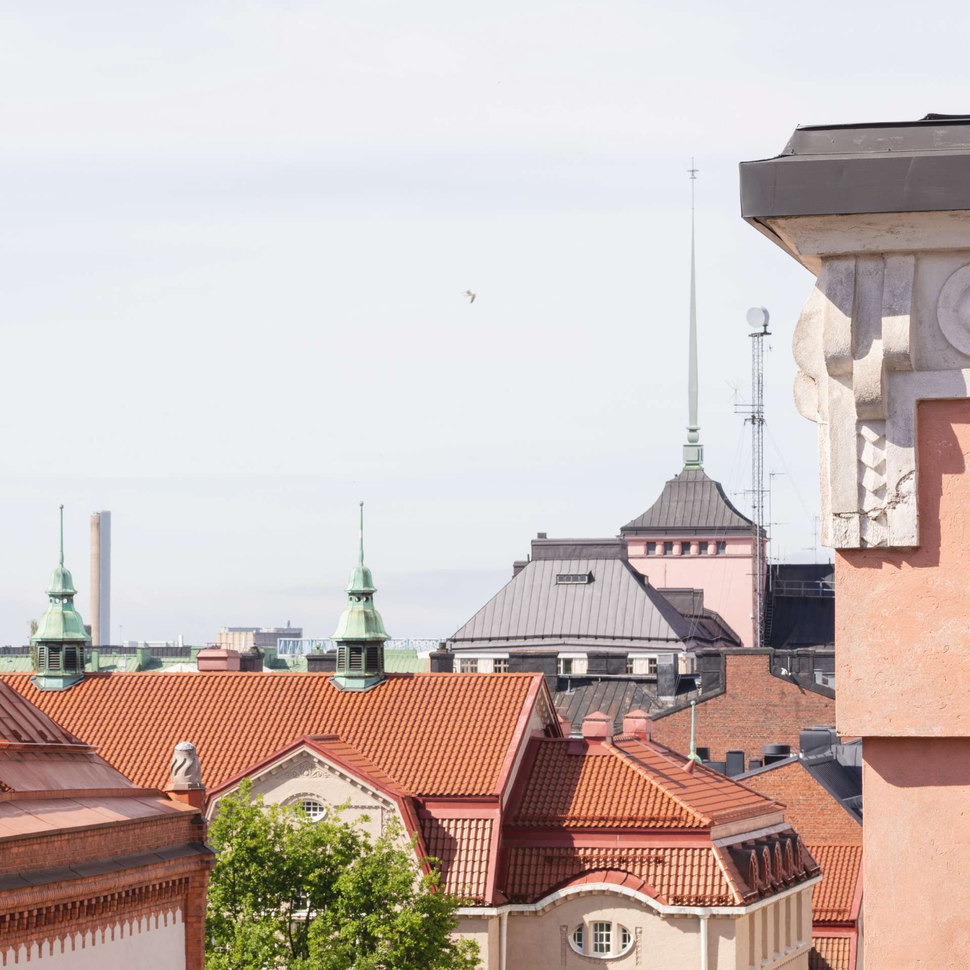Näkymä kattojen yli Helsingissä