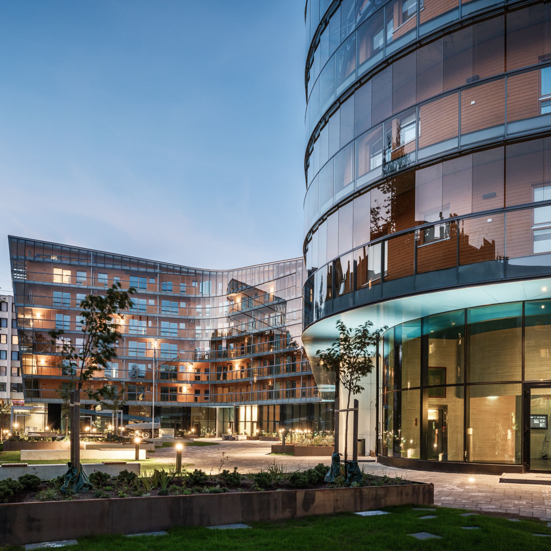 Meanderin julkisivu illalla