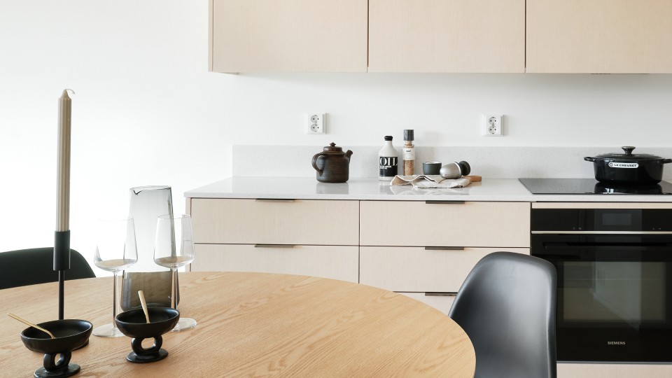 Keittiö Meanderissa tyylissä Wood.