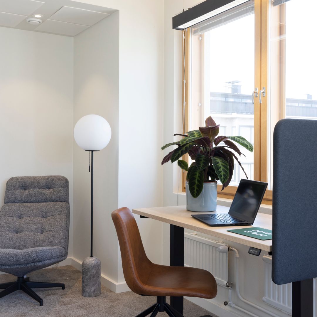Etätyötila tyylikkäillä kalusteilla. 