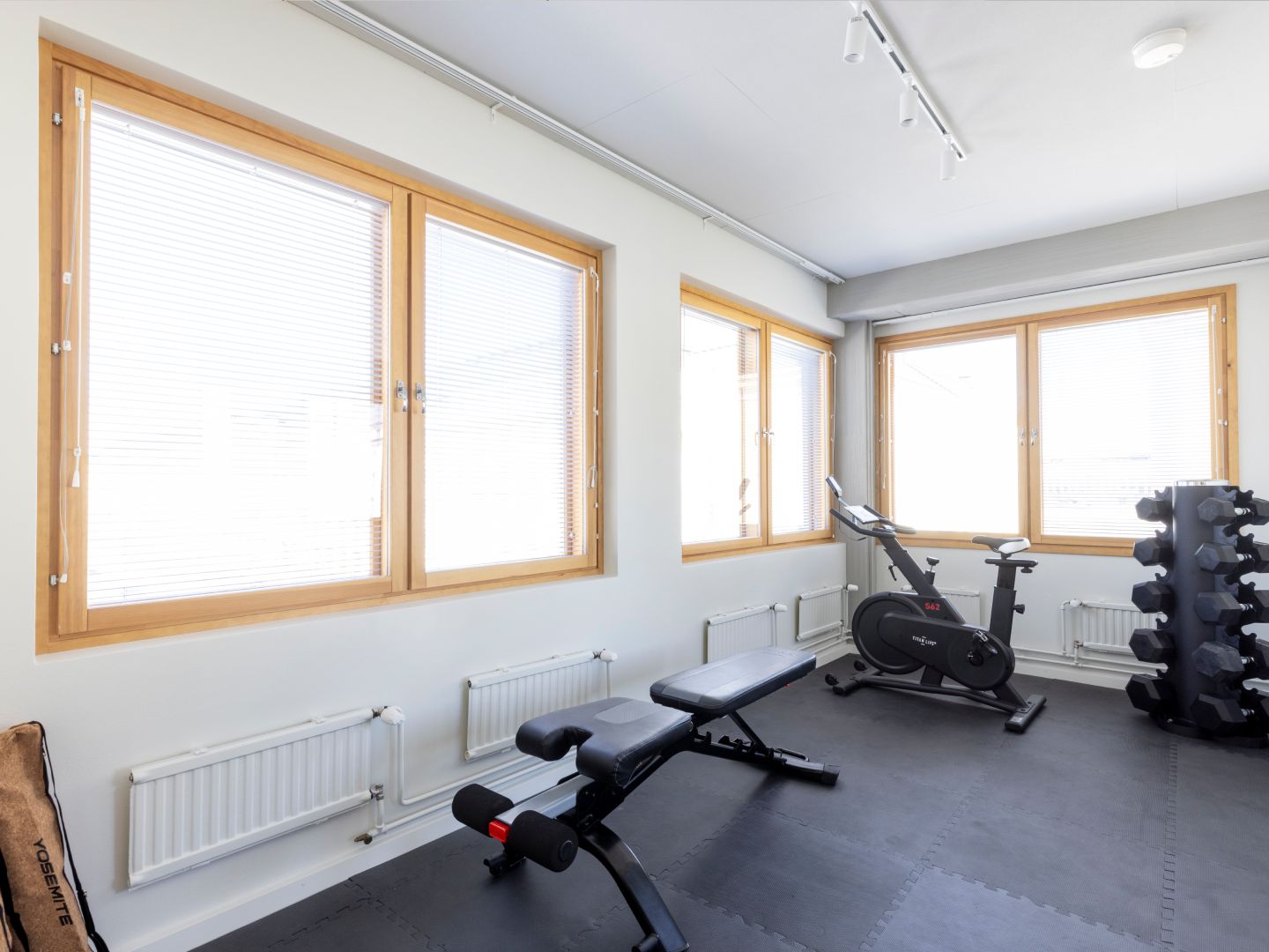 Kuntoilu tila kuntopyörällä ja painoilla.