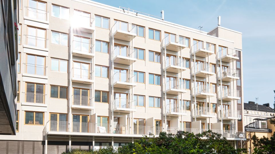 76&Pihan julkisivu auringossa sisäpihalta katsottuna