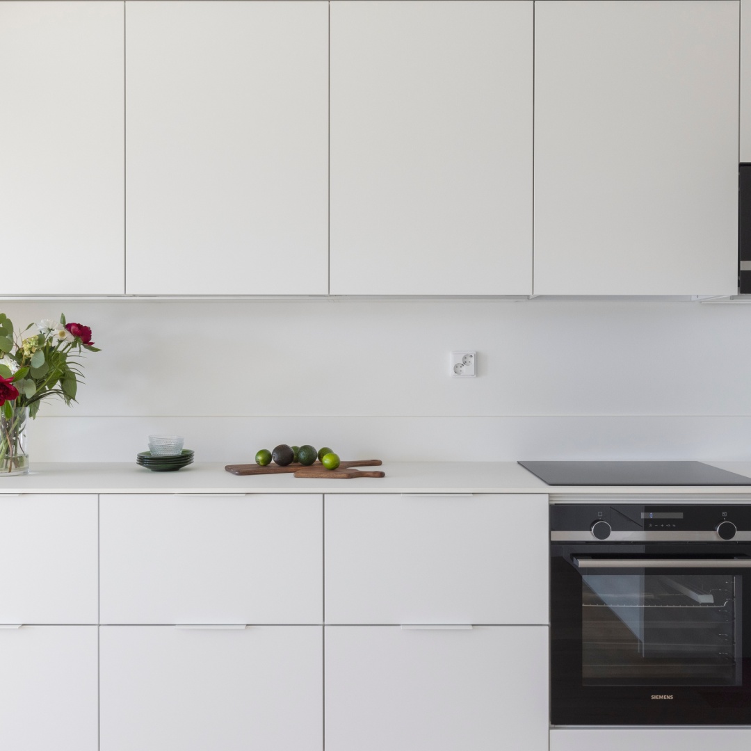 Valkoinen keittiö White-tyylillä.