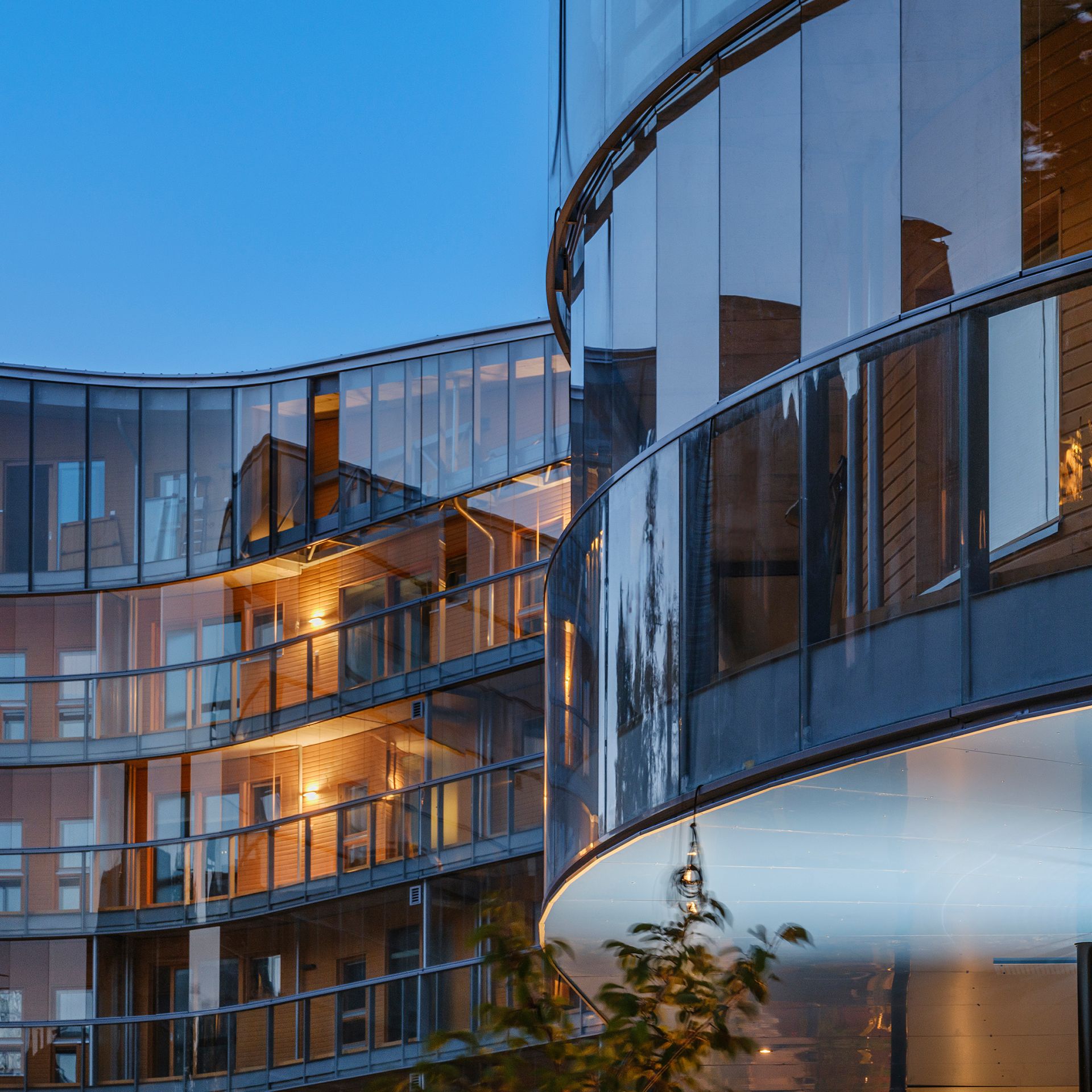 Meanderin julkisivu illalla.