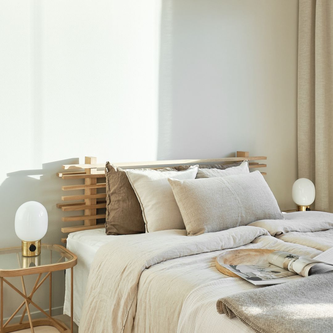 Makuuhuone auringonvalossa.