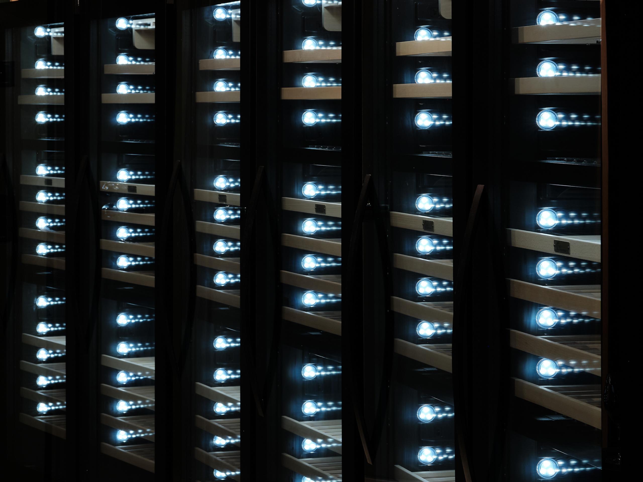 Viinituvan tummat viinisäilytyskaapit.