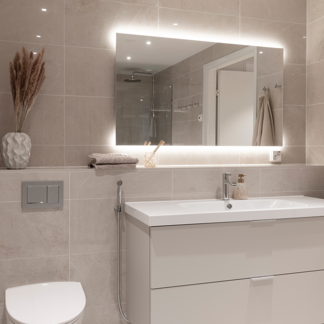 Beige-sävyinen kylpyhuone Soft-tyylillä.