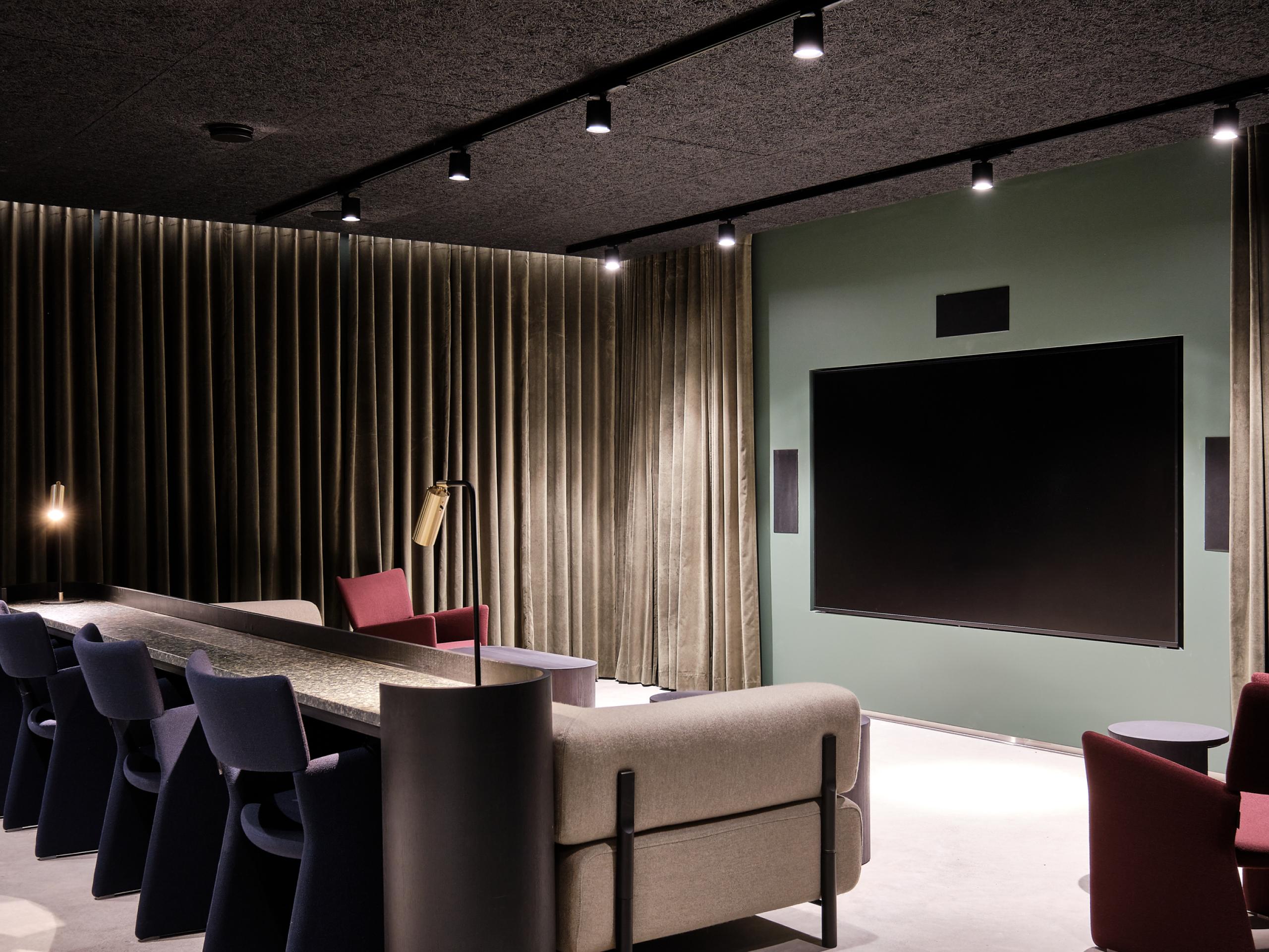 Meanderin tummanvihreä tunnelmallinen elokuvateatteri