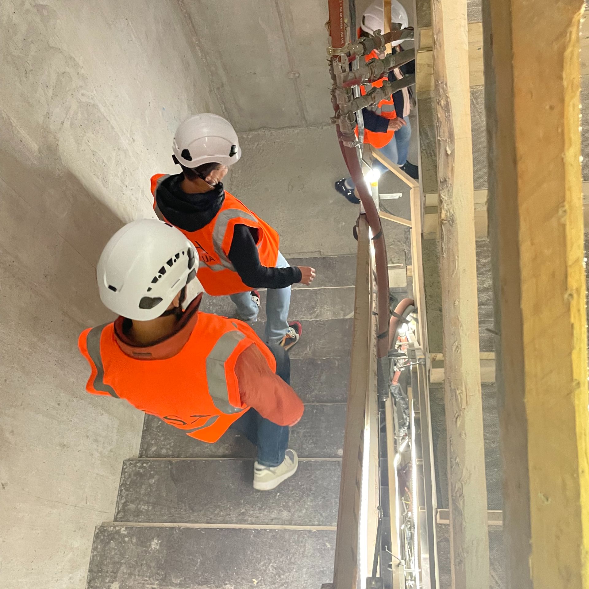 Ihmisiä työmaa vierailulla