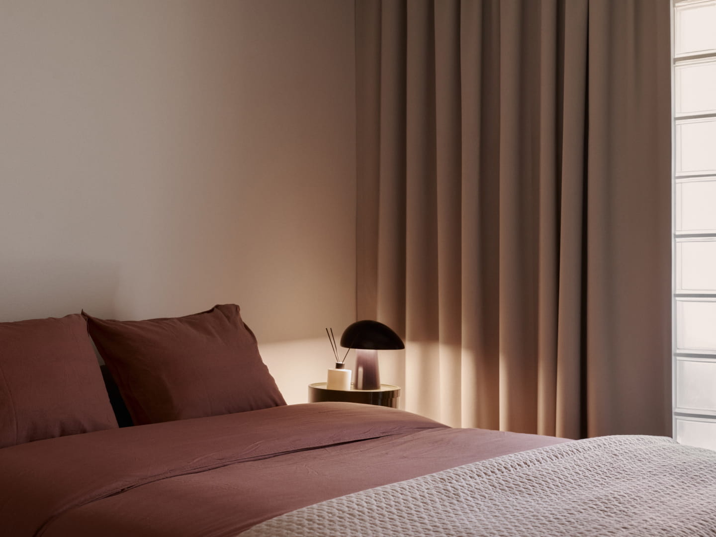 Tunnelmallinen makuuhuone, jossa lasitiiliseinä