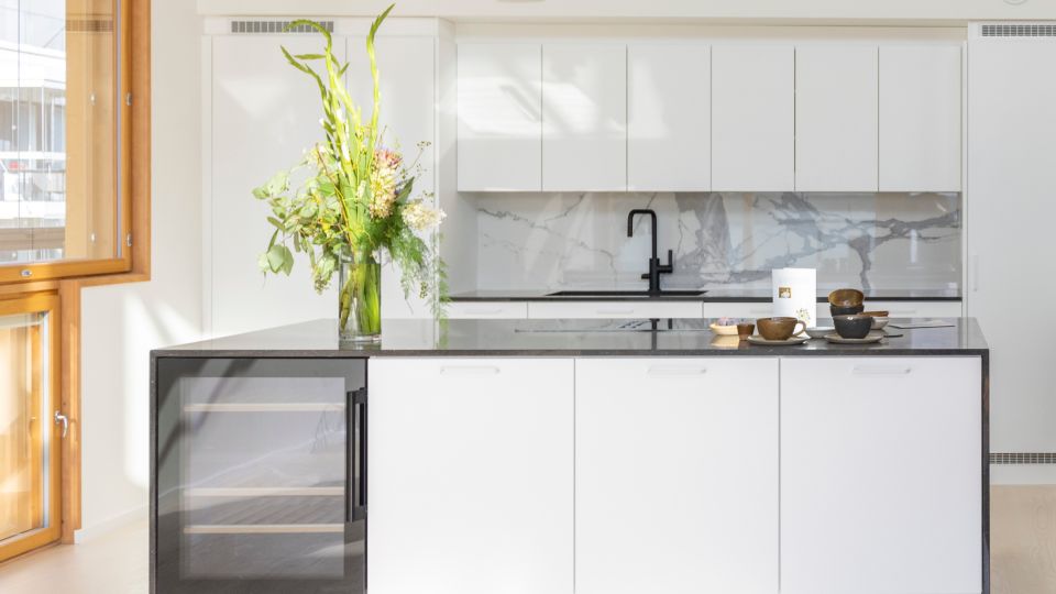 Meanderin makuuhuone parvekkeen vieressä.