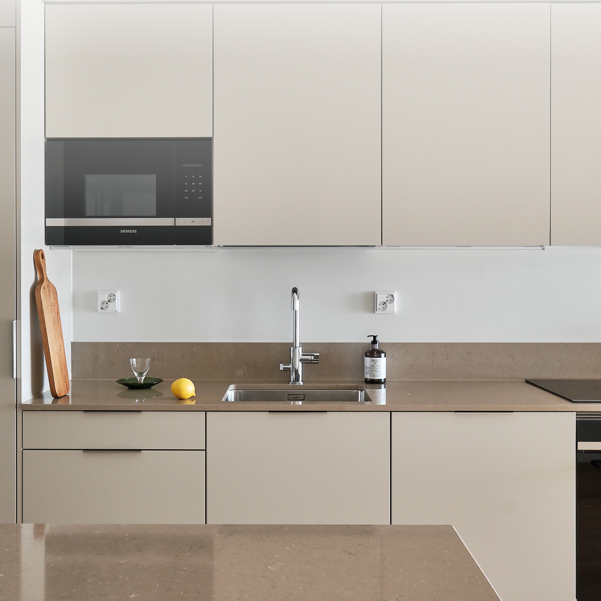 Asunnon keittiö soft tyylissä.