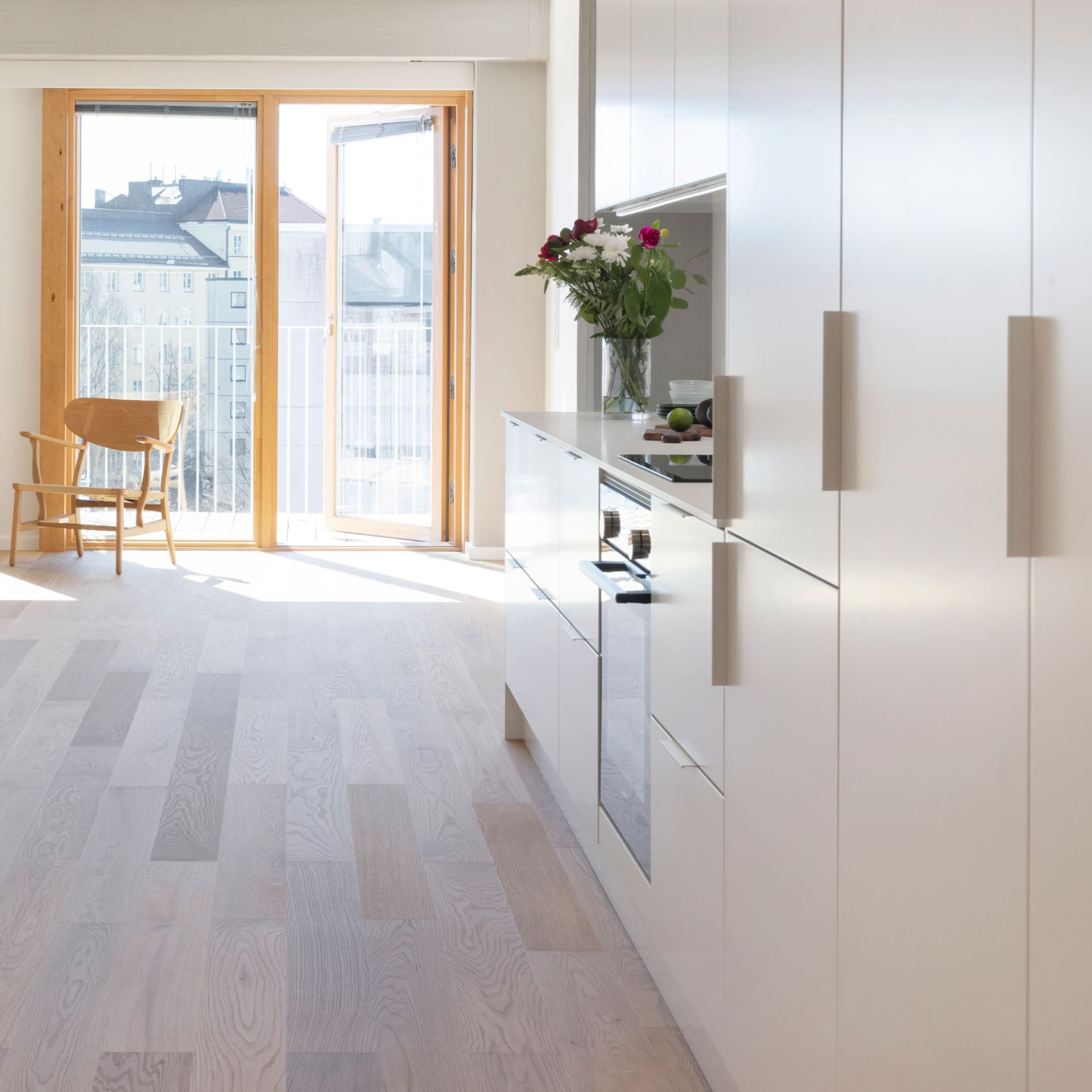 Näkymä 76&Pihan asunnon keittiöstä parvekkeelle