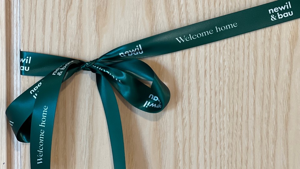 Silkkinen Newil&Bau rusetti ovessa.