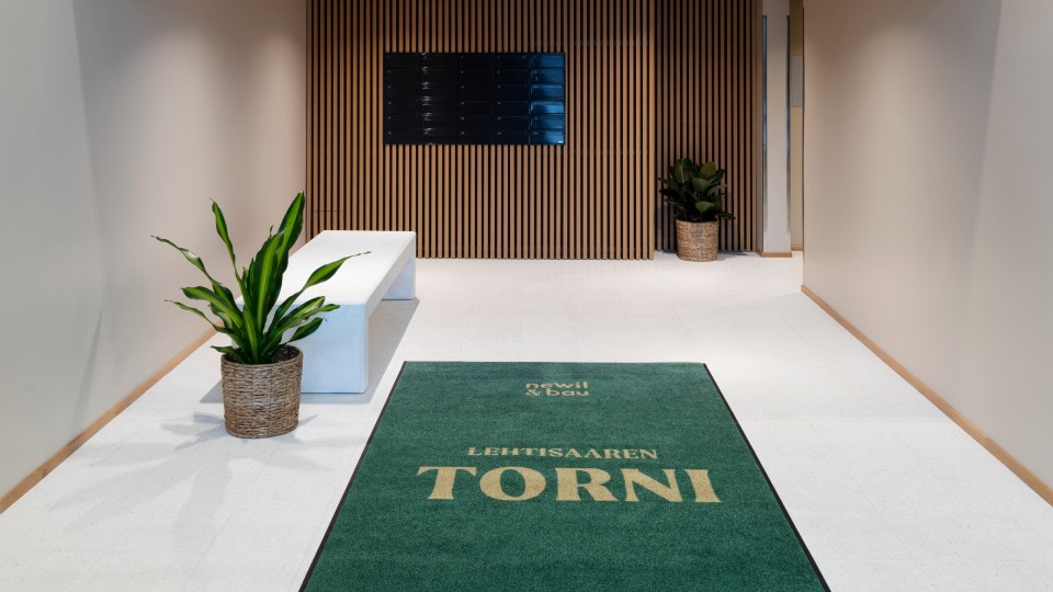 Lehtisaaren Tornin aula vihreällä matolla.