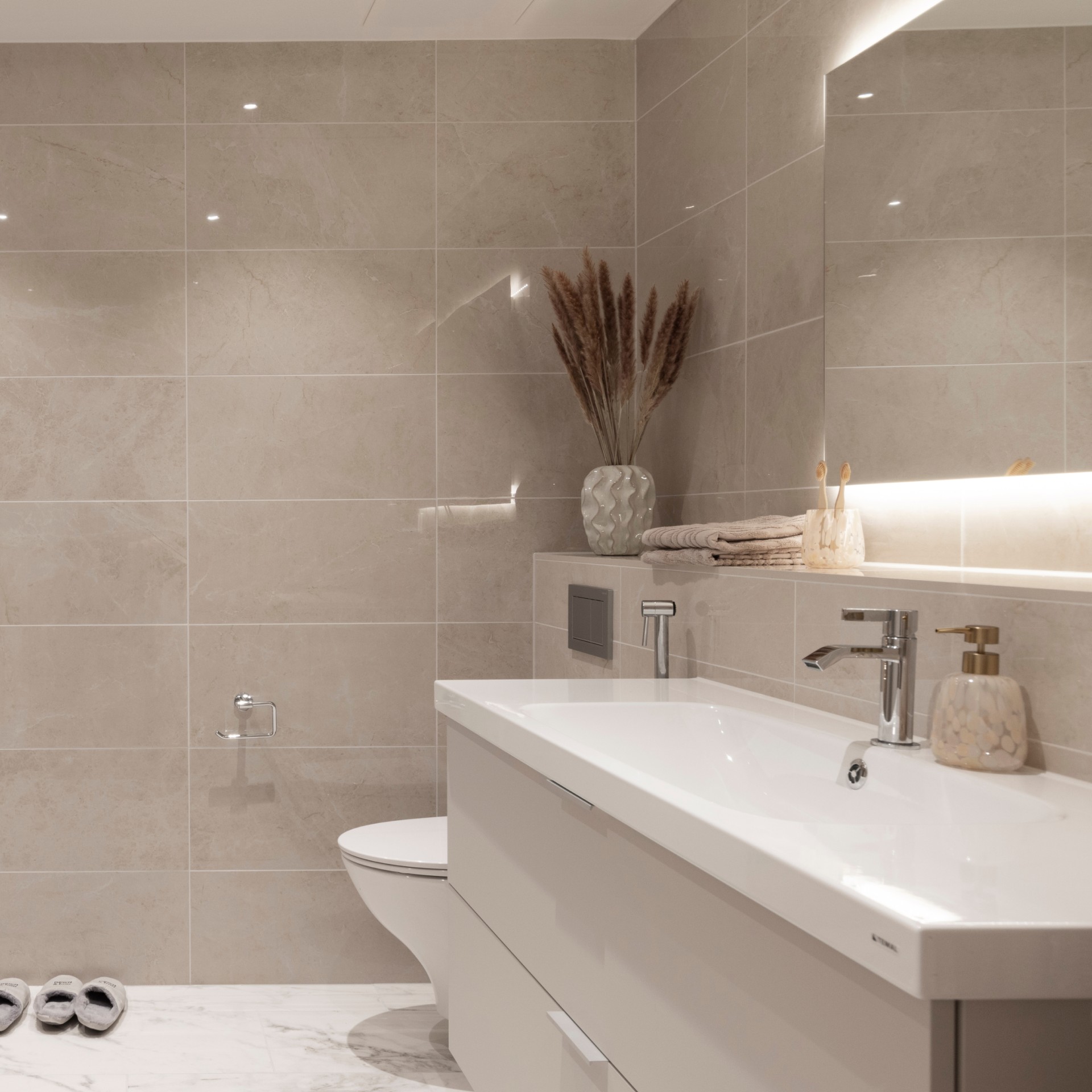 Moderni kylpyhuone, jossa sauna ja vaalea sisustus.