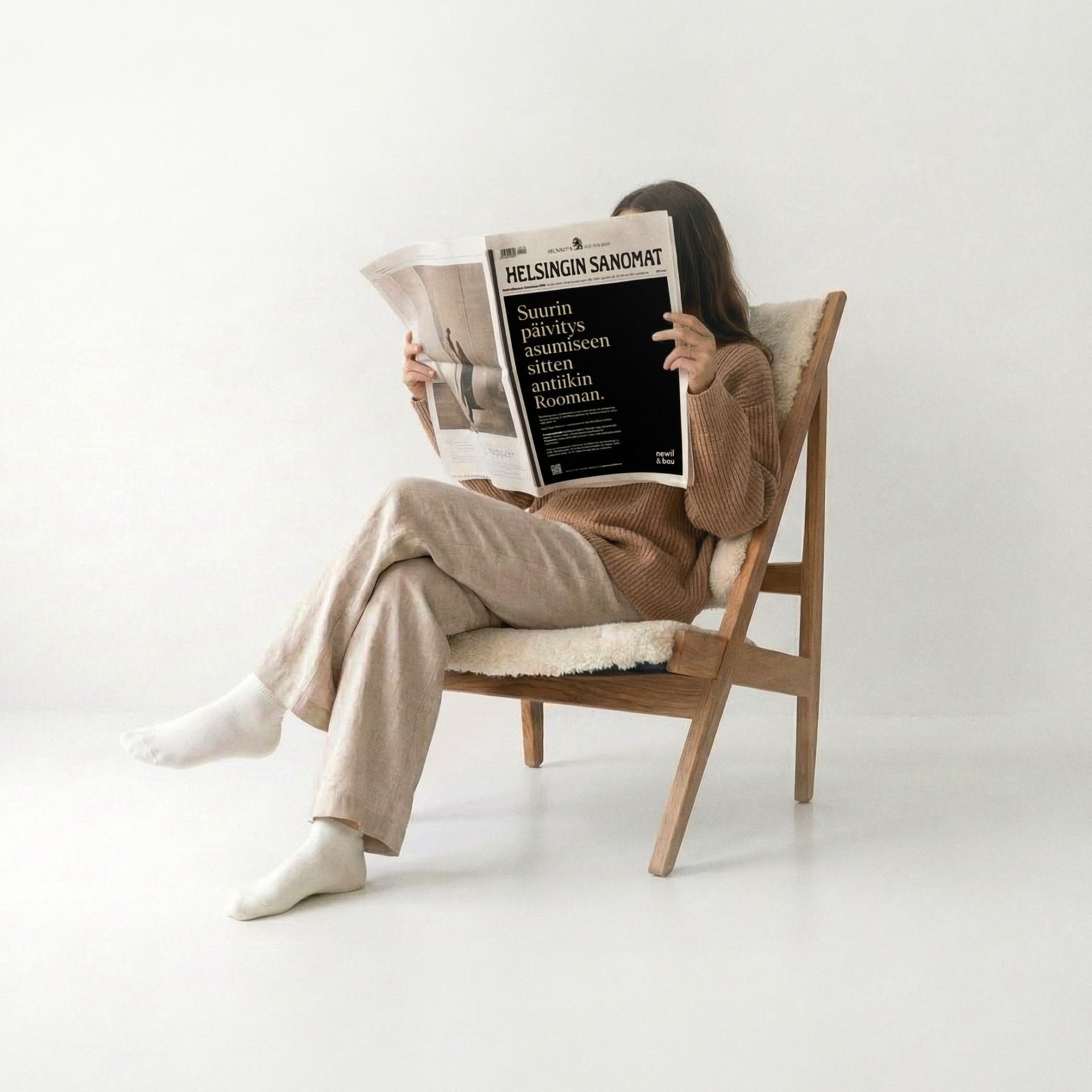 Nainen lukee lehteä, jossa on Gen2 lanseeraus etusivulla