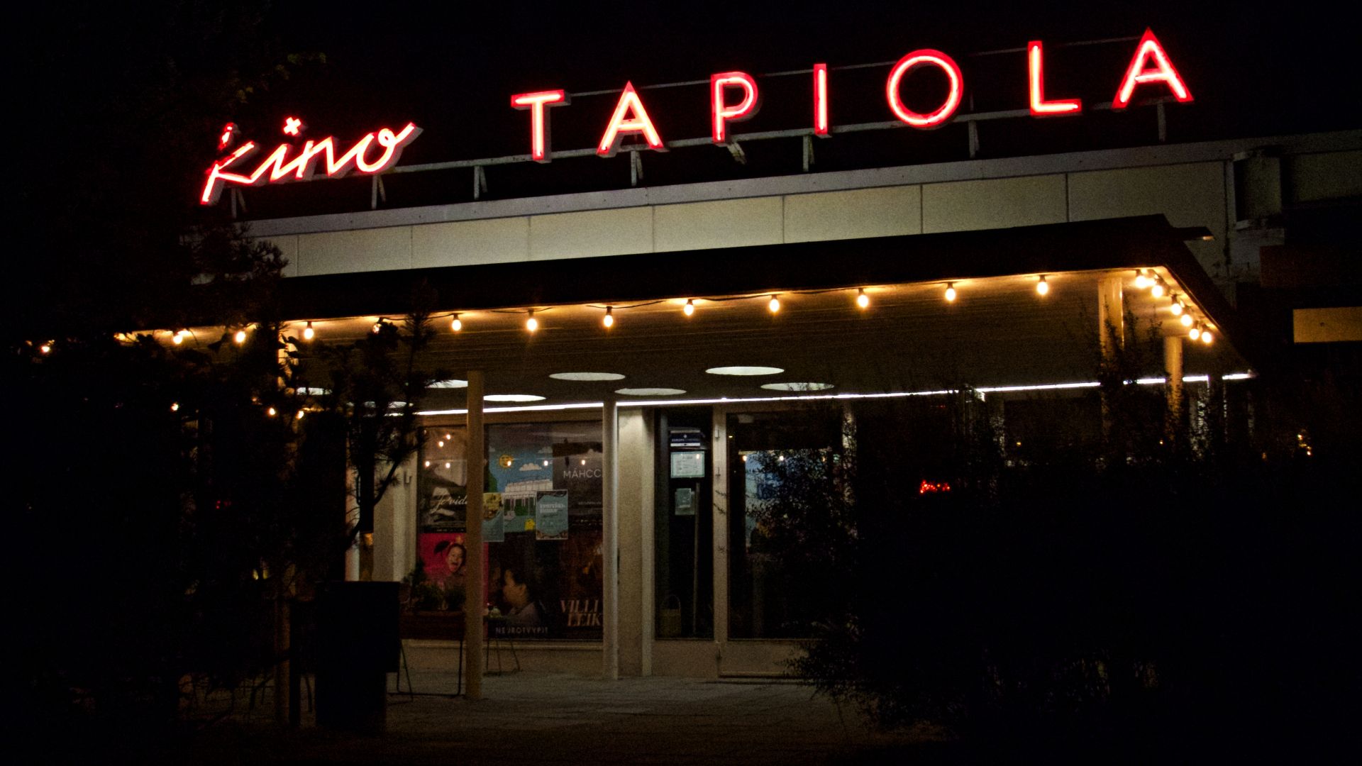Kino Tapiola illalla.