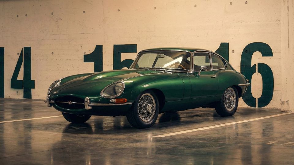 Vihreä vintage auto autohallin parkissa.